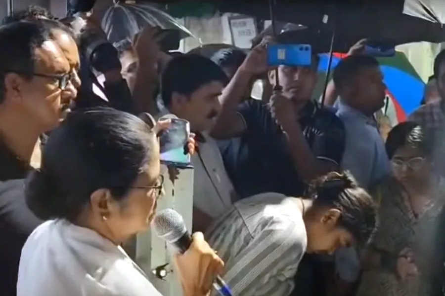 कालीघाट में डॉक्टरों और ममता बनर्जी के बीच बैठक की कोशिश बेनतीजा, चंद्रिमा और मनोज भी लौटे