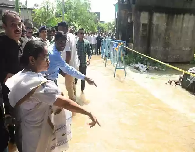 ममता ने बाढ़ प्रभावित क्षेत्रों का किया दौरा, केंद्र पर साधा निशाना