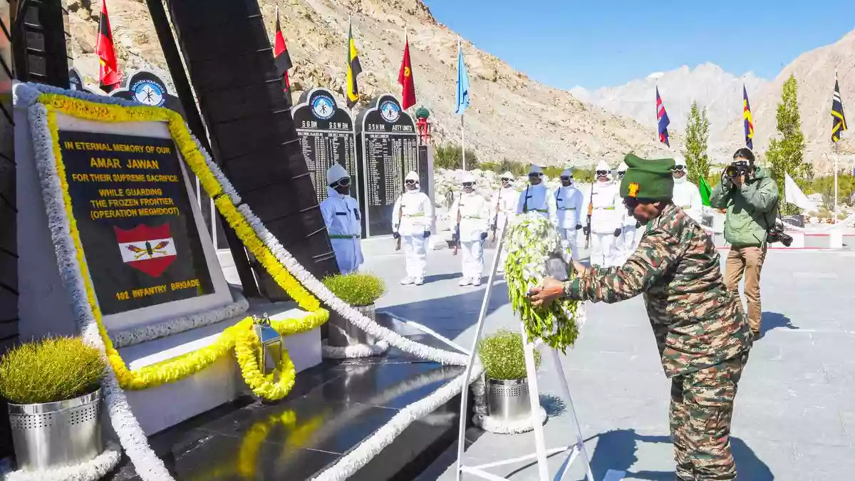 राष्ट्रपति मुर्मु ने सियाचिन बेस कैंप का किया दौरा, वीर जवानों के जज्बे की प्रशंसा