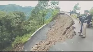 उत्तर बंगाल में भारी बारिश और भूस्खलन से बिगड़े हालात
