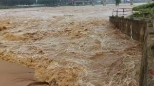 बरसात से हाल बेहाल, उत्तर बिहार में बाढ़ का खतरा, गंडक बराज से छोड़ा गया 3 लाख 39 हजार क्यूसेक पानी