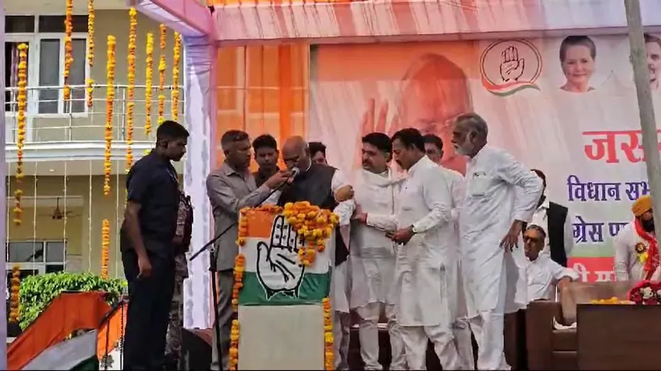 मंच पर बिगड़ी कांग्रेस अध्यक्ष मल्लिकार्जुन खड़गे की तबीयत