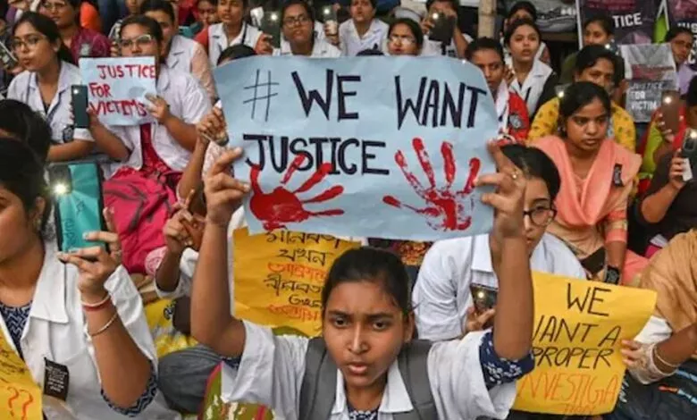 बंगाल : पुलिस पर लग रहे आरजी कर आंदोलन में शामिल लोगों को धमकाने के आरोप