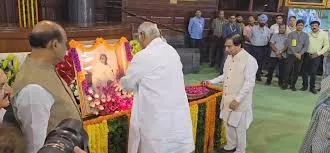 सोनिया, मल्लिकार्जुन ने महात्मा गांधी और लाल बहादुर शास्त्री काे दी श्रद्धांजलि