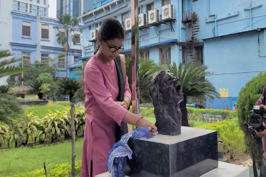 आरजी कर अस्पताल में ‘अभया’ की प्रतिमा का विमोचन, सुप्रीम कोर्ट के निर्देशों के खिलाफ बताकर कुणाल घोष ने उठाए सवाल