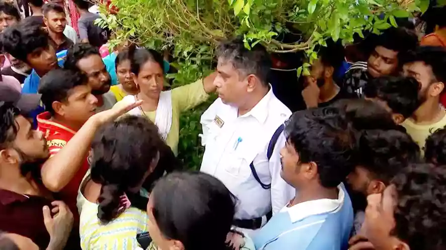 जेसीबी की चपेट में में आया छात्र, रणक्षेत्र बना बांसद्रोणी