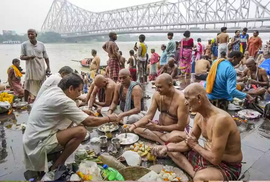 महालया के साथ ही देवी पक्ष का आगाज तर्पण के लिए गंगा घाटों पर उमड़ी भीड़