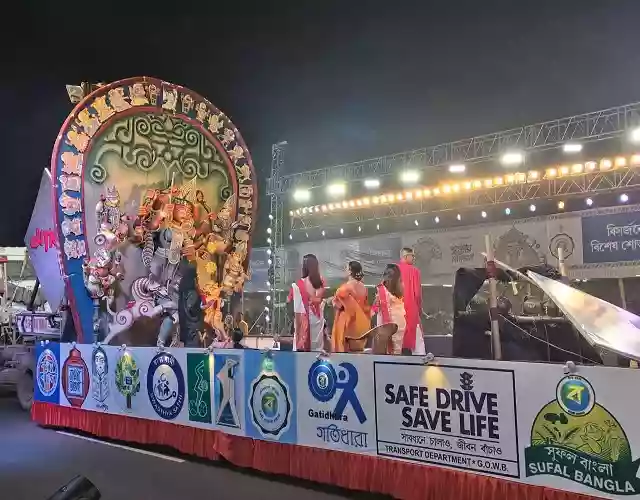 90 पूजा समितियों ने रेड रोड पर निकाला शानदार कार्निवल, जूनियर डॉक्टरों का विरोध प्रदर्शन भी जारी