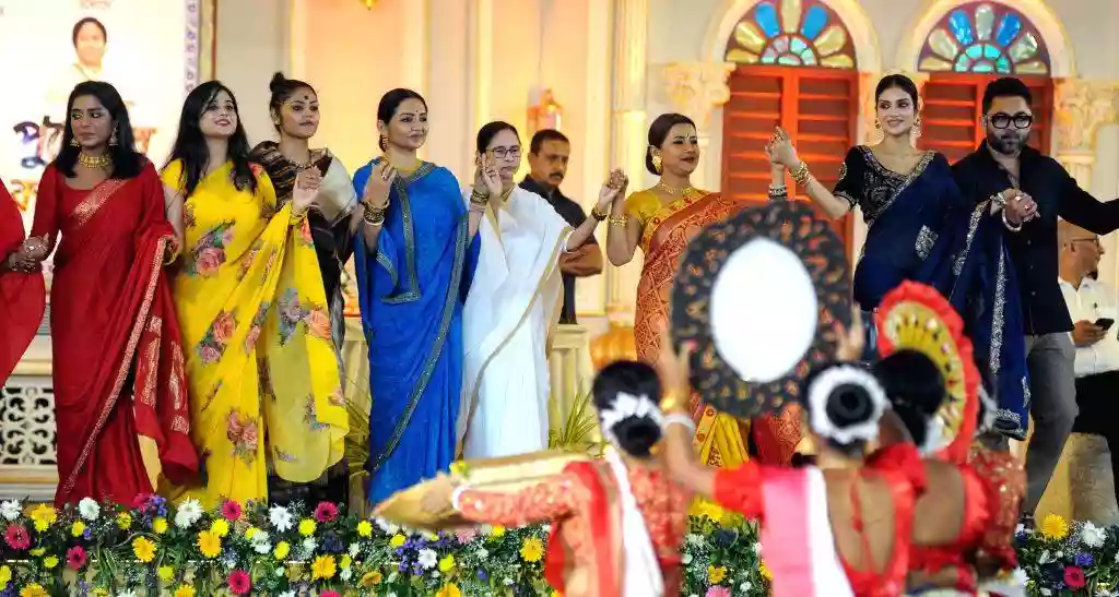 रेड रोड पर दुर्गा पूजा कार्निवल में ममता का जलवा,  मुख्यमंत्री का लिखा गीत घोषित हुआ ‘सर्वश्रेष्ठ पूजा गीत’
