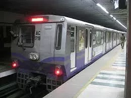 कोलकाता मेट्रो में चलती ट्रेन के सामने ‌कूदा शख्स, सेवाएं बाधित