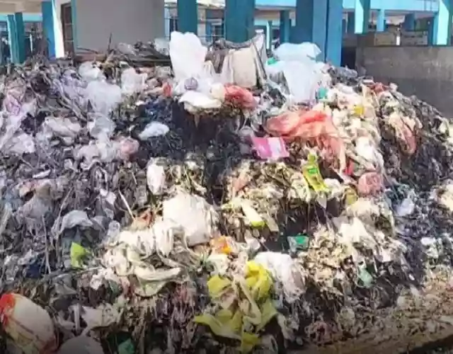 मंगलबाड़ी बाजार में कूड़े का ढेर, बदबू से स्थानीय लोग परेशान