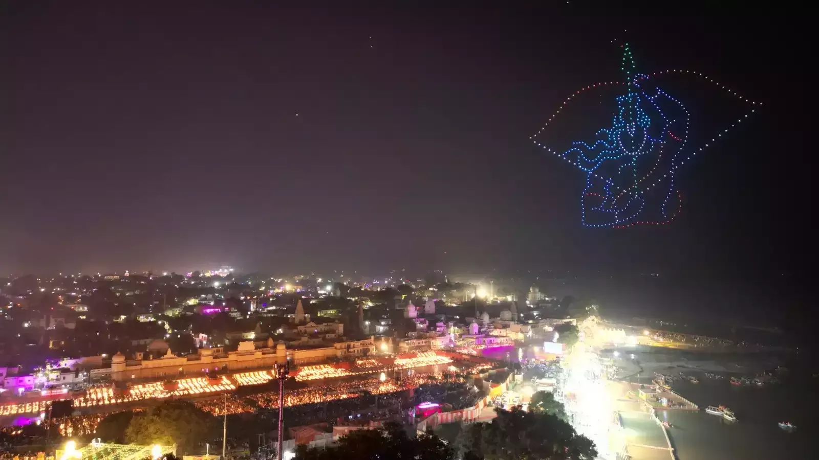 25,12,585 दीपों से जगमगाई प्रभु की नगरी और 1121 वेदाचार्यों ने एक साथ की सरयू मैया की आरती