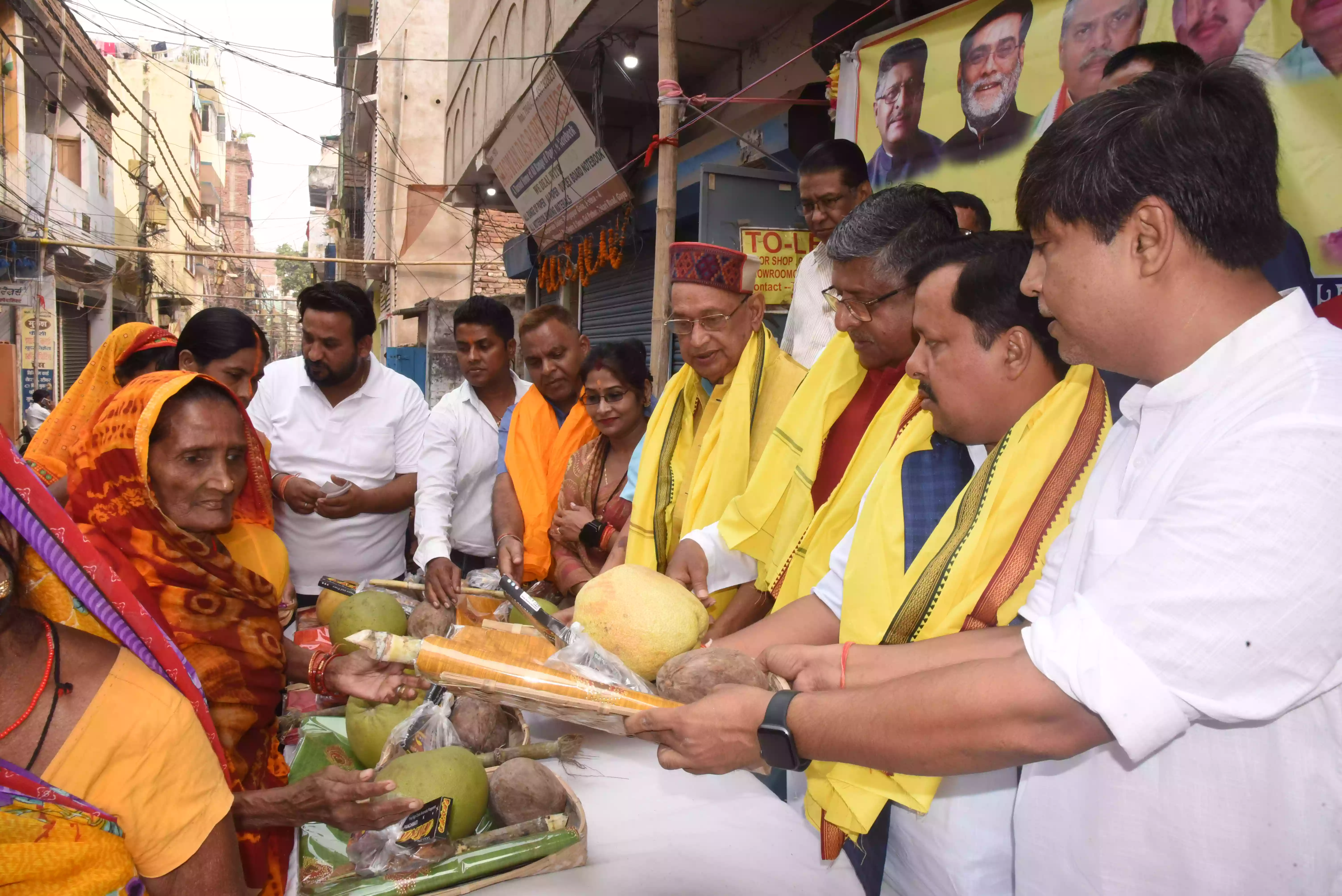 भाजपा सांसद रविशंकर प्रसाद, शहरी विकास मंत्री नितिन नवीन और विधायक अरुण कुमार सिन्हा छठ पर्व पर पूजन सामग्री वितरित करते 