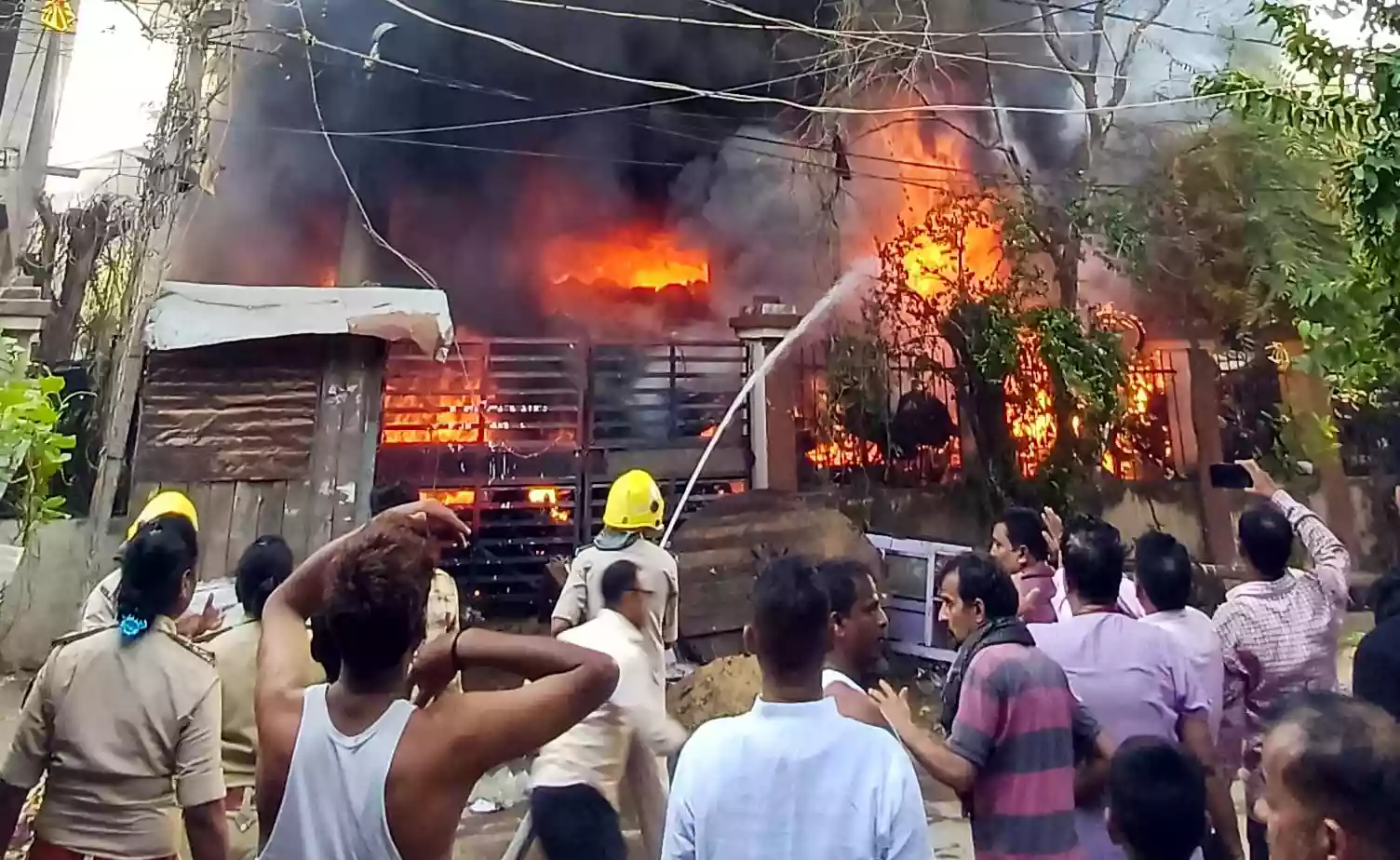 पत्रकार नगर थाने  में लगी भीषण आग काे बुझाने का प्रयास करते लाेग