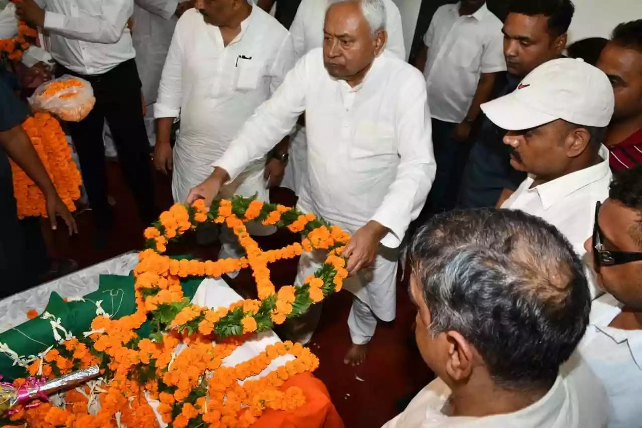 स्वर्गीय शारदा सिन्हा के पार्थिव शरीर पर पुष्प चक्र अर्पित कर श्रद्धांजलि अर्पित करते हुए मुख्यमंत्री नीतीश कुमार 