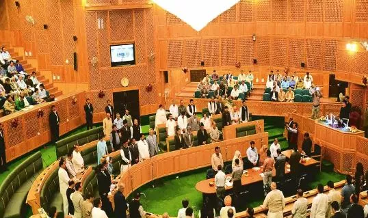 जम्मू कश्मीर विधानसभा में 370 पर जबरदस्त हंगामा, विधायकों में धक्का-मुक्की और हाथापाई