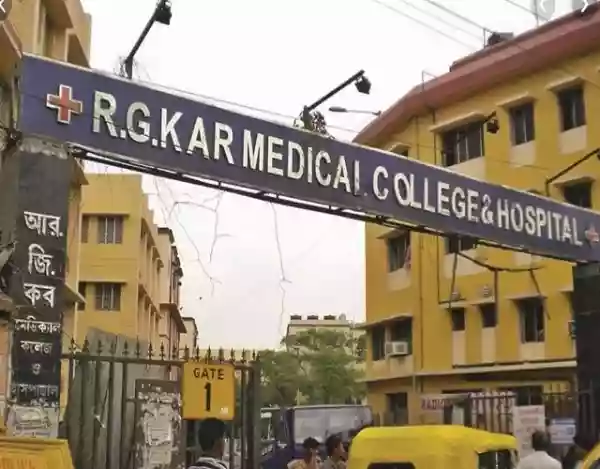 आरजी कर अस्पताल कांड : बेटी की दुष्कर्म-हत्या मामले में पहले गवाह बने पिता, सीबीआई की गाड़ी से घर से निकले; मां की गवाही होगी अगले दिन
