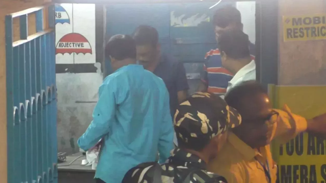 नैहाटी उपचुनाव के दौरान जगदल में चाय दुकान में गोलीबारी, तृणमूल के पूर्व वार्ड अध्यक्ष अशोक साव घायल