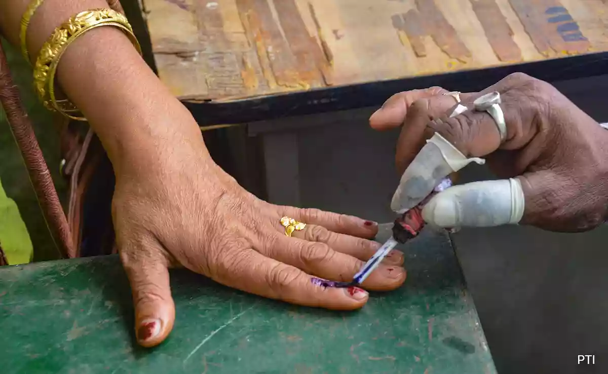 पश्चिम बंगाल की छह विधानसभा सीटों पर  सुबह 11 बजे तक  30 फीसदी मतदान