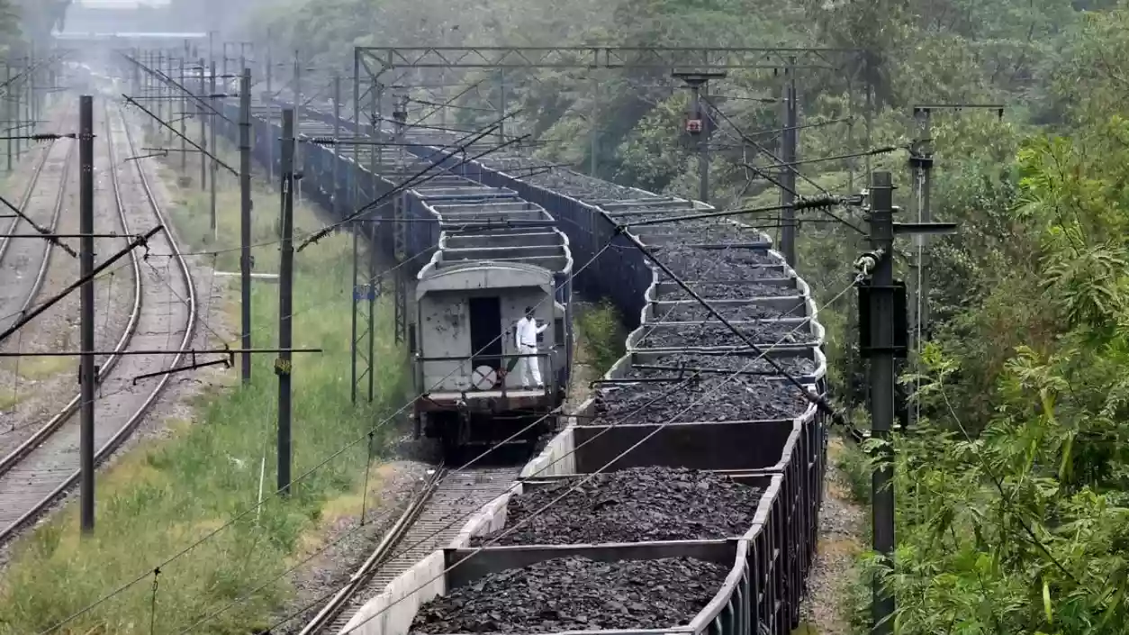 तेलंगाना में मालगाड़ी के 11 डिब्बे पटरी से उतरने पर 37 ट्रेनें रद्द