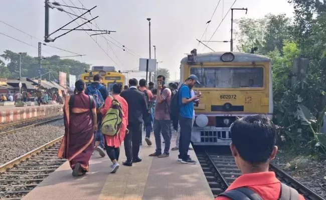माझेरहाट लोकल में देरी के कारण यात्रियों ने सियालदह-बनगांव मार्ग को अवरुद्ध कर दिया