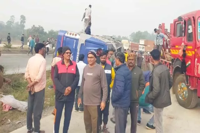 झारखंड के हजारीबाग जिले में कोलकाता से पटना जा रही बस पलटी, सात यात्रियों की मौत, 25 से अधिक घायल