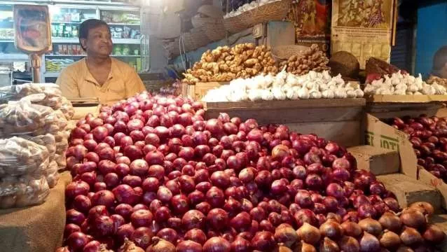 महंगाई के आंसू रुला रहा प्याज, पहुंचा 100 के करीब