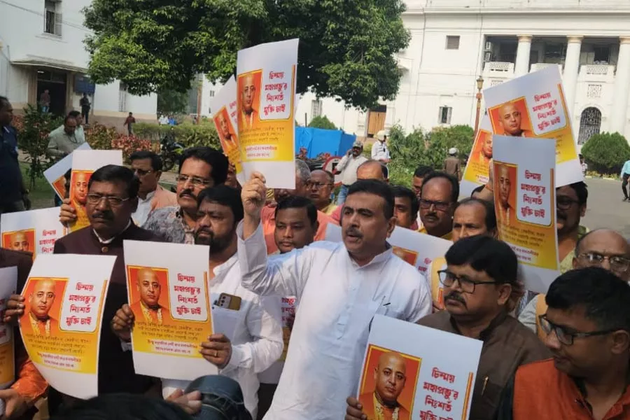 बांग्लादेश में इस्कॉन मठाधीश की गिरफ्तारी पर विधानसभा में भाजपा विधायकों का विरोध प्रदर्शन