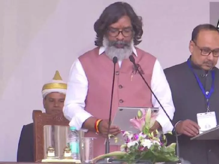 झारखंड के चौथी बार मुख्यमंत्री बने हेमंत सोरेन, ली शपथ 
