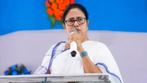 बांग्लादेश की स्थिति पर ममता ने जताई चिंता, कहा-केंद्र सरकार उठाए स्पष्ट कदम 