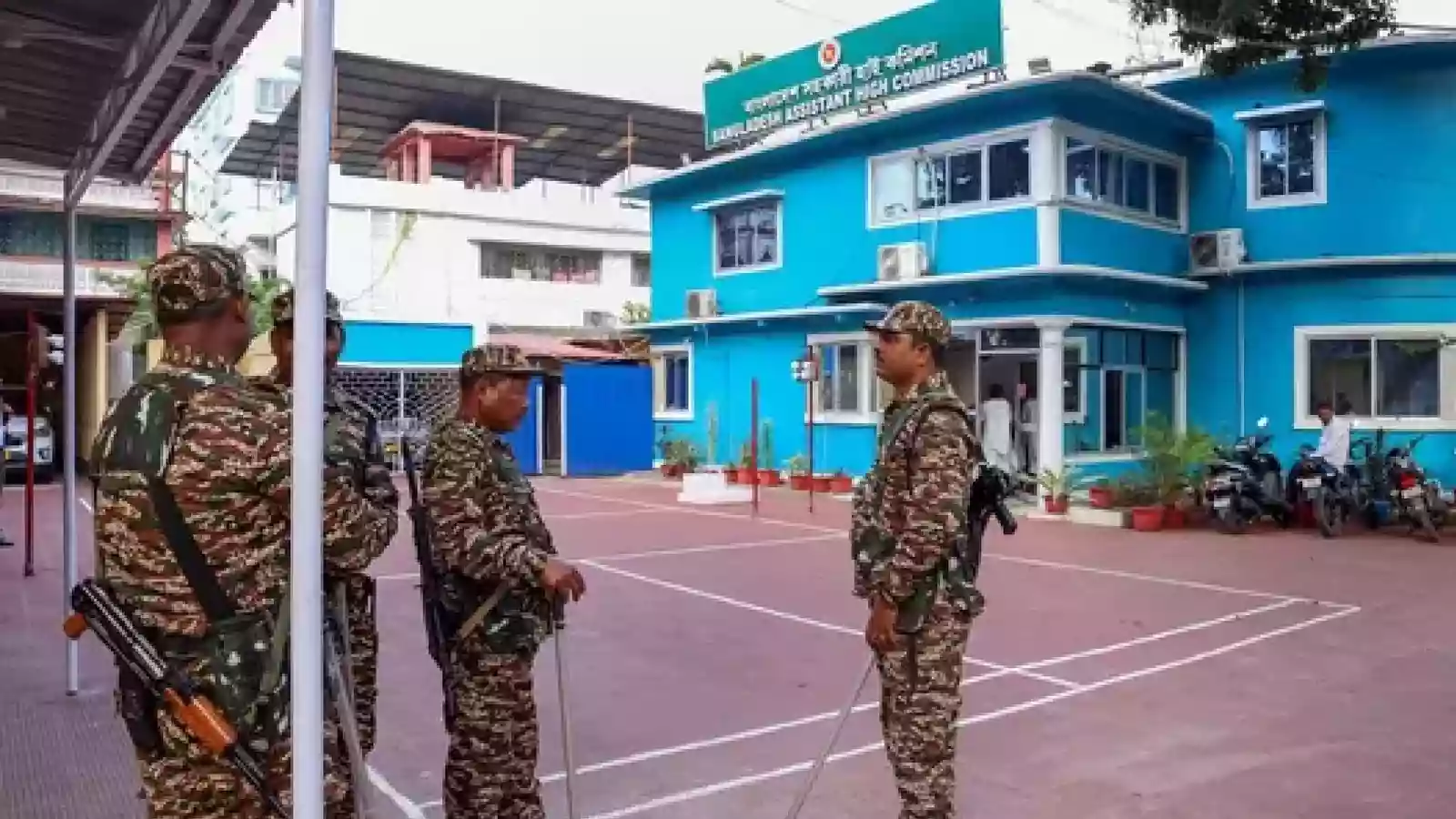 अगरतला में बांग्लादेश सहायक उच्चायोग पर हमला मामले में 7 लोग गिरफ्तार, 4 पुलिस अधिकारियों के खिलाफ कार्रवाई