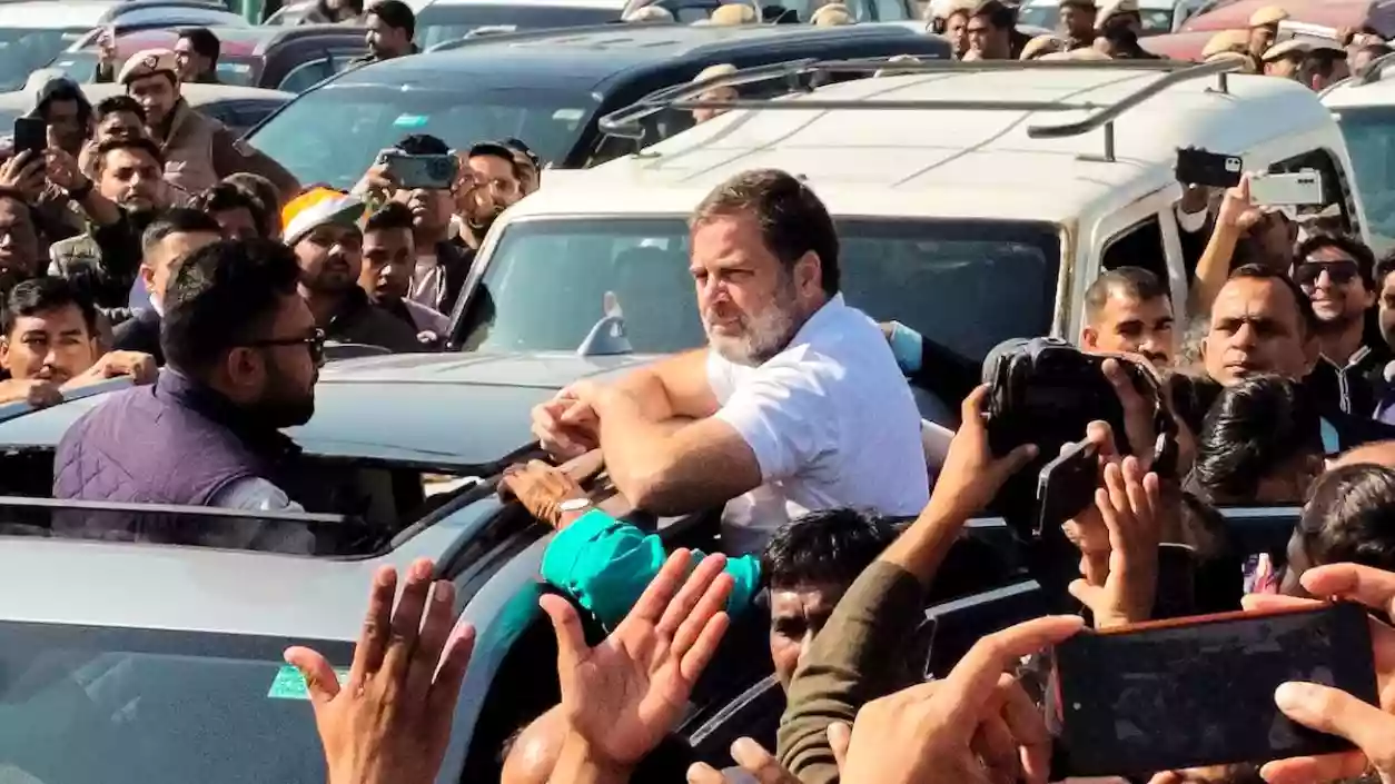 Rahul Gandhi, Priyanka Vadra stopped at Ghazipur border on way to Sambhal, slams police for blocking visit