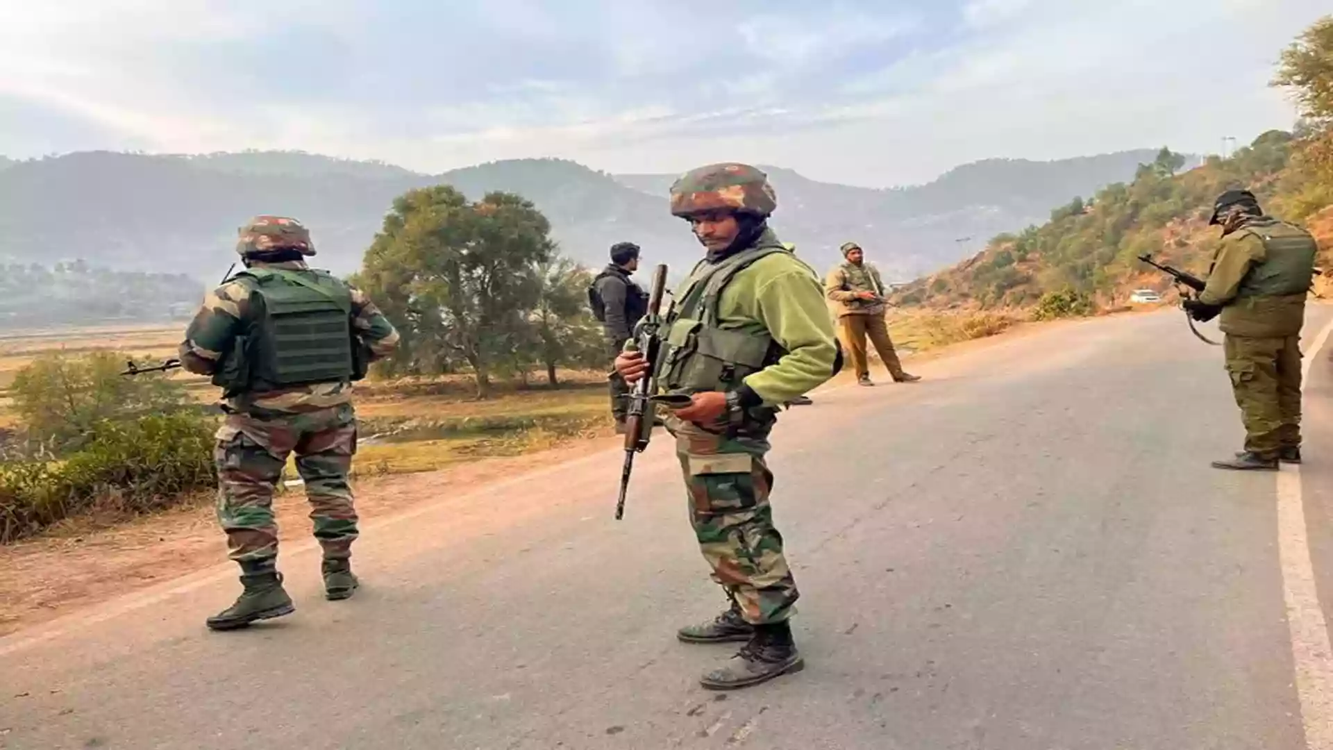 सुरनकोट इलाके में आतंकवादियों ने सेना की चौकी पर फेंके दो ग्रेनेड, कोई हताहत नहीं