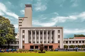आईआईटी खड़गपुर के प्रोफेसरों को शो-कॉज नोटिस, कोर्ट जाने की तैयारी