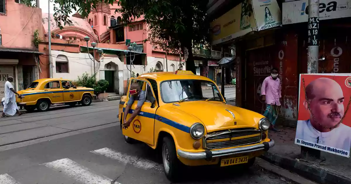 Bowbazar chocked as yellow taxi drivers agitate against scrapping law | watch visuals