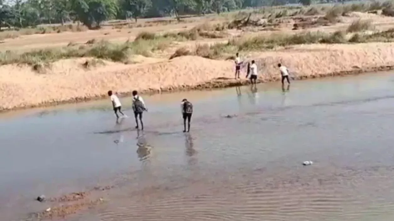 Bankura students risk crossing river daily, demand bridge for safer commute