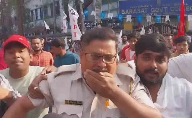 Police injured as TMCP-SFI protest turns violent in Barasat College