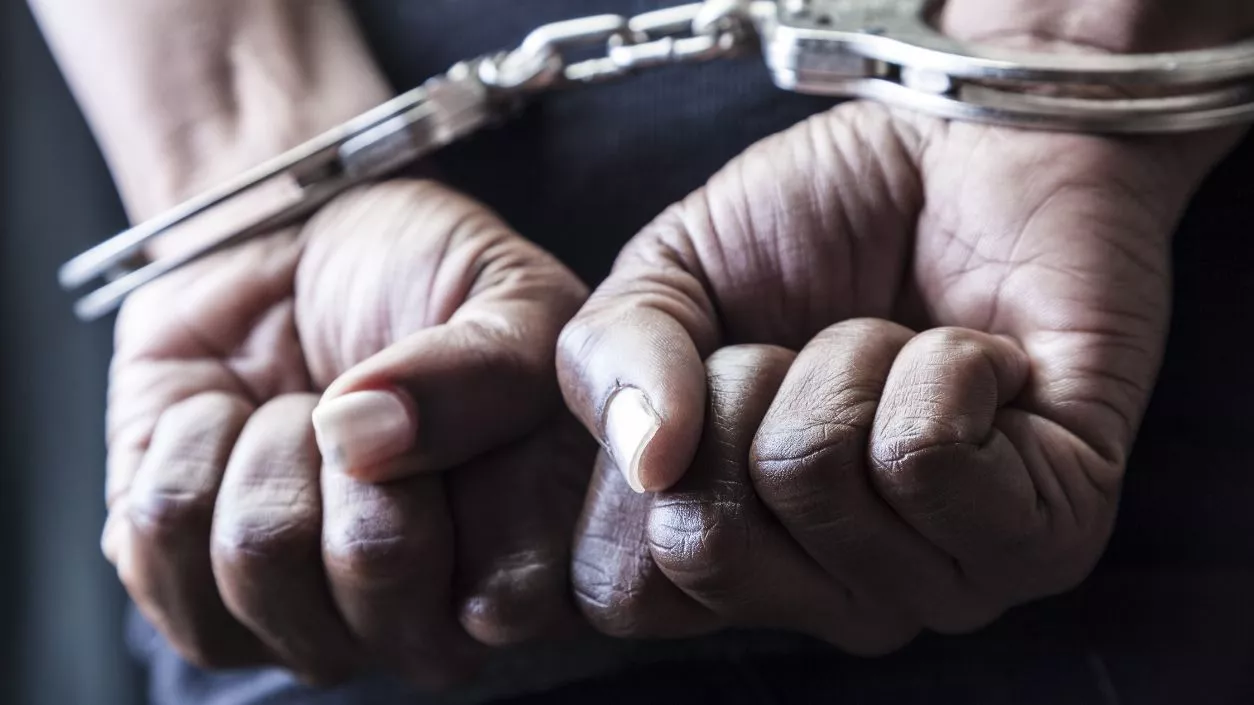 Delivery agent arrested for inappropriate behavior with minor in Hooghly