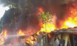 कोलकाता के तोपसिया में भीषण आग, कई झोपड़ियां जलकर खाक