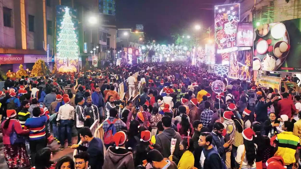 Kolkata lights up for Christmas: Massive crowds, Park Street festivities, and Mamata joins Church prayers