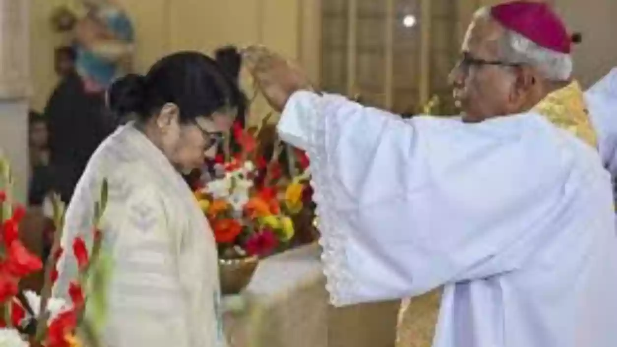 ममता ने क्रिसमस के मौके पर दिया एकता और सौहार्द का संदेश 