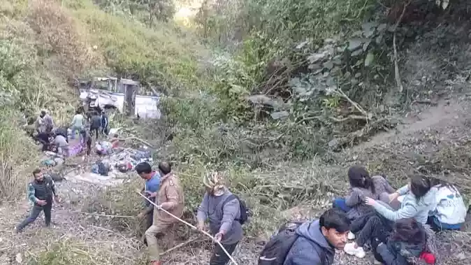 उत्तराखंड के अल्मोड़ा से हल्द्वानी जा रही रोडवेज बस खाई में गिरी, तीन की मौत, 25 घायल 