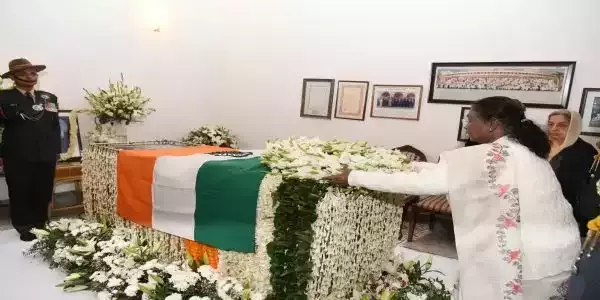 राष्ट्रपति, उपराष्ट्रपति और प्रधानमंत्री ने मनमोहन सिंह के आवास पर जाकर दी श्रद्धांजलि