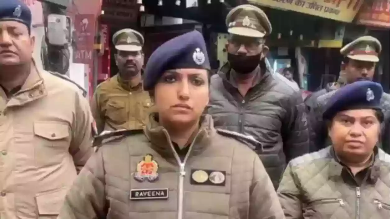 व्यक्ति ने होटल में अपनी मां और 4 बहनों की हत्या की; पिता फरार