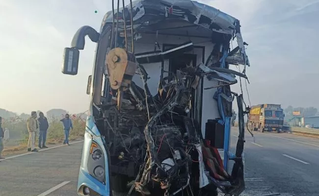 Bus collides with truck on Delhi-Mumbai expressway; 30 injured