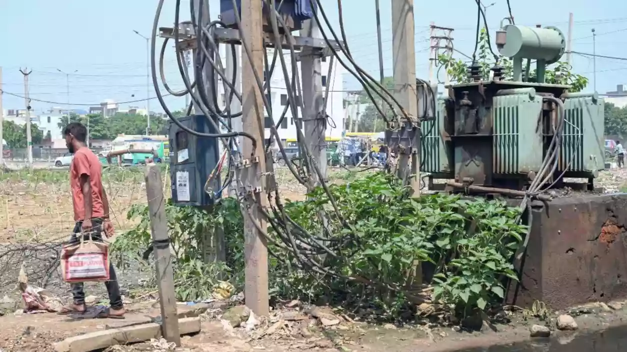 Thieves steal transformer, leaving 5,000 in darkness in UP’s Soraha village