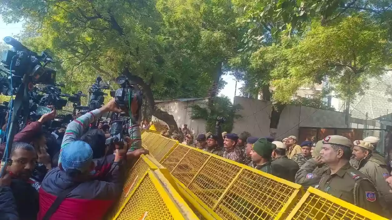BJP hits out at AAP over 'Sheesh Mahal' row as leaders clash with police outside CM's residence