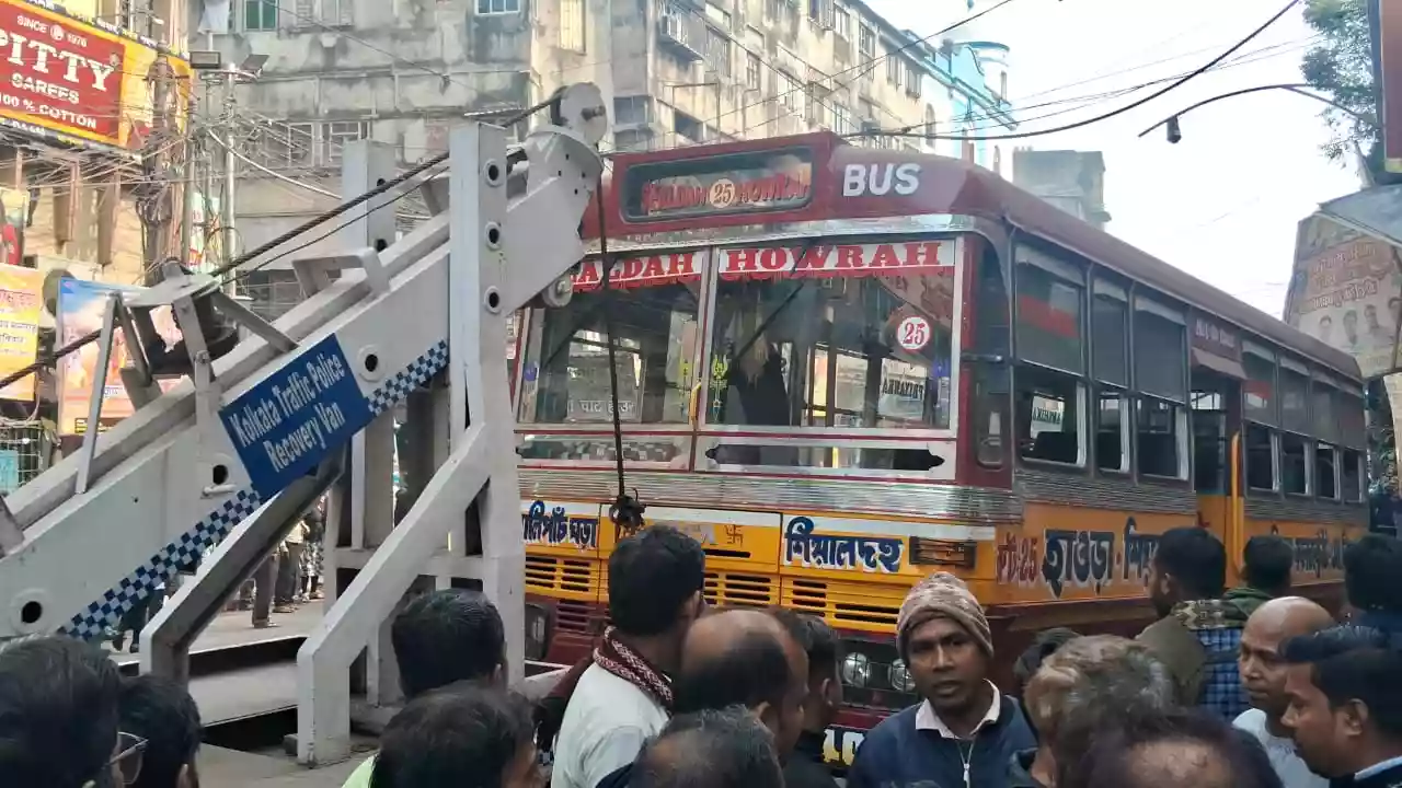 मिनीबस ने एमजी रोड-सेंट्रल अवेनुए क्रॉसिंग पर महिला को कुचला