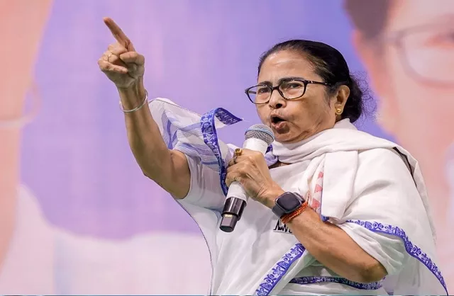 मुख्यमंत्री ने किया मेदिनीपुर मेडिकल कॉलेज में मृत प्रसूता के परिवार को मुआवजा और नौकरी का ऐलान
