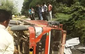 तमिलनाडु-कर्नाटक सीमा पर एल्लापुरा में ट्रक खाई में गिरा, नाै की मौत व दस घायल